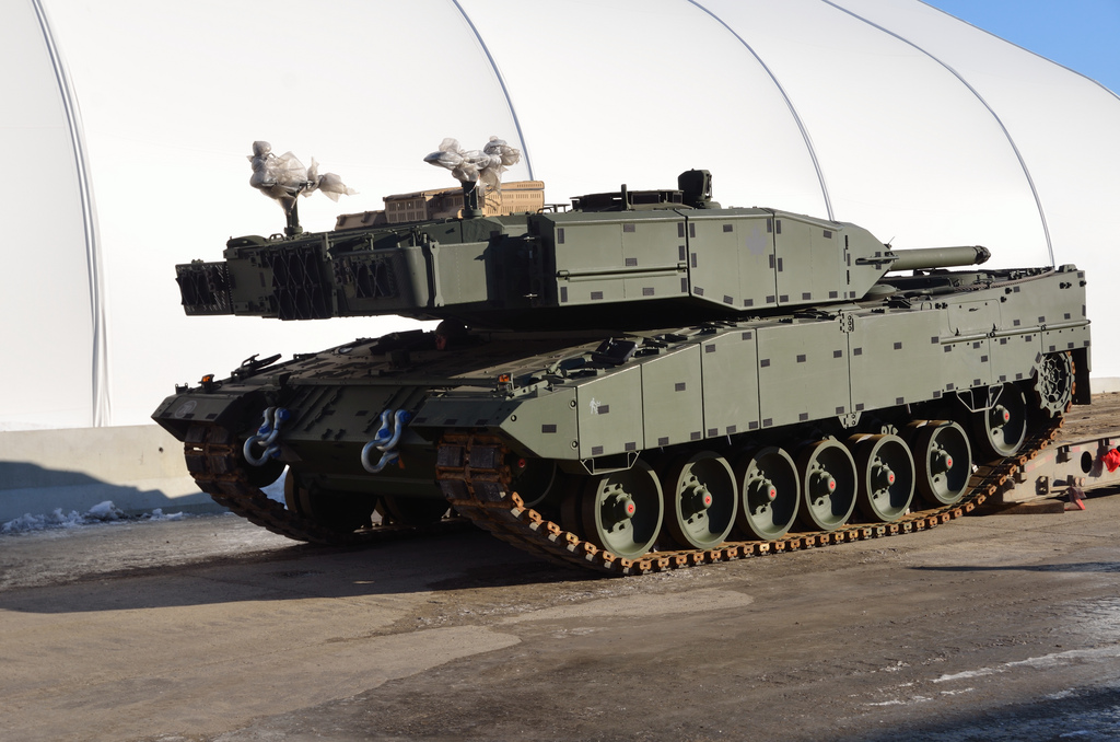 Колеса на танк 500. Leopard 2a4 танк. Танки Leopard 2a4. Леопард 2а4. Leopard 2a7 130mm.
